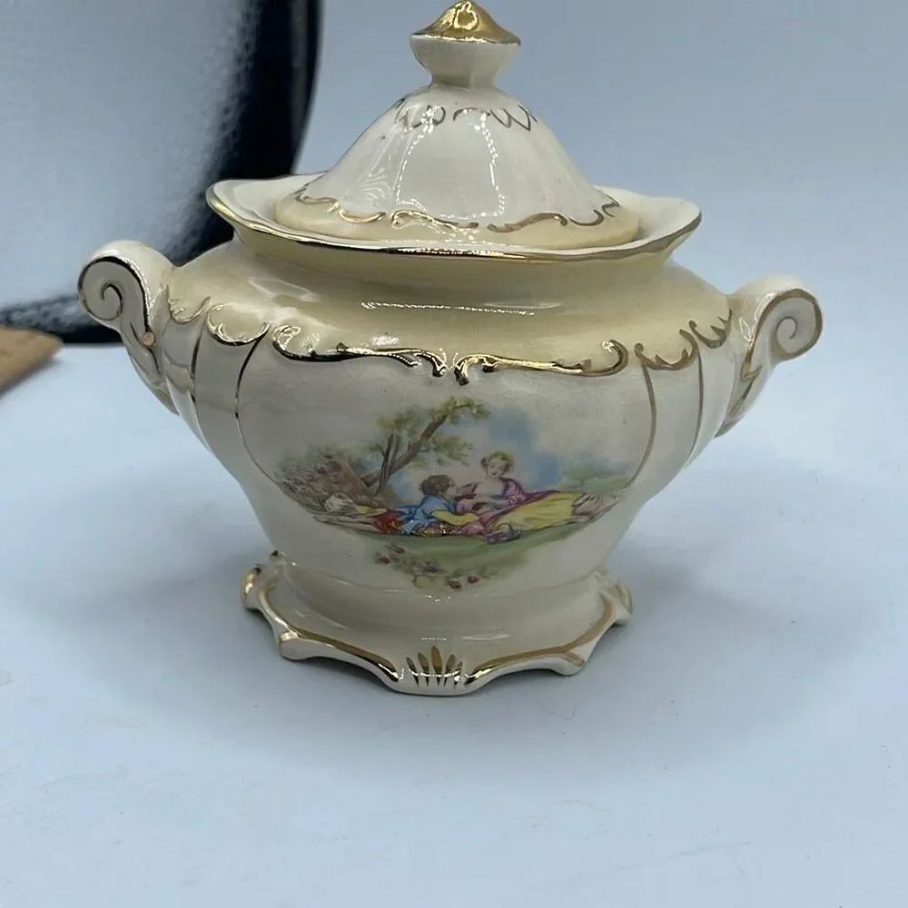 Vintage Sadler Pottery lidded bowl courting couple scene. Gold gilt trim.